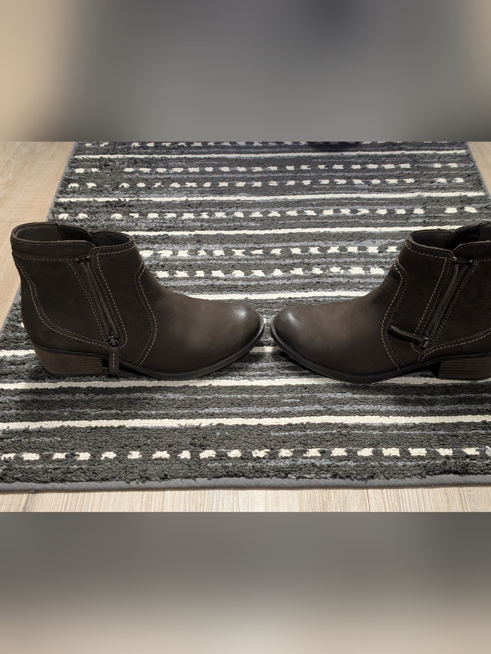 Clark's Classic Brown Ankle Boots - Side Zip VG Condition